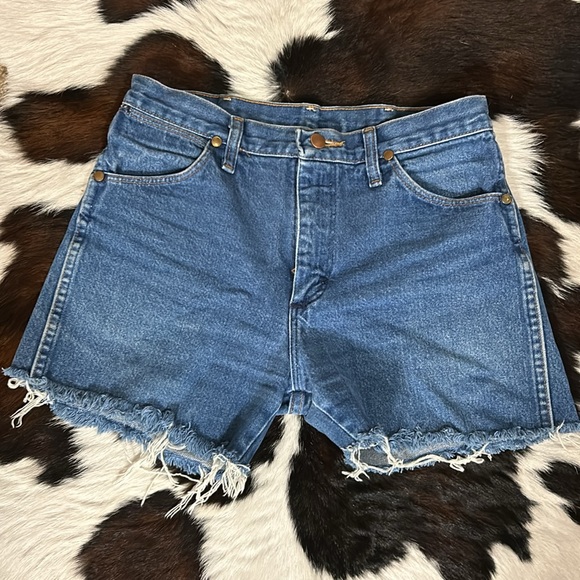 Women's Vintage Wrangler Shorts - Picture 2 of 3